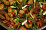 3 lý do nên thêm hành vào món thịt rang cháy cạnh
