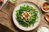 Cách xào rau muống xanh mướt, thơm lừng, không bị thâm đen