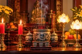 Trên ban thờ nên dùng nến hay đèn điện? Nhà đã đặt sẽn đèn điện thờ thì có cần nến không?