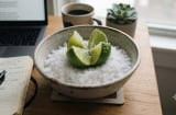 Vì sao nên đặt 1 bát chanh muối ở góc bàn làm việc