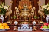 Đỉnh đồng và đôi hạc đặt trên bàn thờ thế nào cho đúng? Có phải gia đình con trưởng mới dùng đồ thờ này?