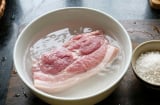 Vì sao nên ngâm thịt trong nước muối trước khi nấu?