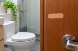 Vì sao nhiều nhà dán miếng Urgo trên cánh cửa nhà vệ sinh? Điều bí mật gì ở đó?
