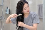 Có nên chải tóc khi đang gội đầu?