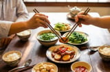 Tại sao các cụ xưa luôn dặn con cháu không được gắp nối đũa?