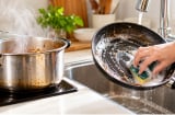 Vì sao nấu xong không nên rửa nồi chảo ngay? Chú ý: Thời điểm này mới là lúc nên rửa