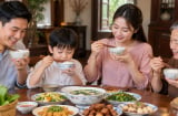  Vì sao người xưa dặn khi ăn cơm phải bưng bát lên, không cúi xuống theo vị trí đặt bát?