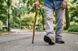 Sau tuổi 60, đôi chân yếu dần dù vẫn đi bộ mỗi ngày: 5 dấu hiệu cảnh báo sức khỏe cần chú ý