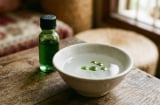 Nhỏ dầu gió rồi đặt vào bát nước để ở giường ngủ: Mẹo hay nhà nào cũng cần
