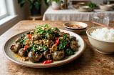 Không ngờ món ốc xào lá lốt tưởng chỉ hợp bàn nhậu lại đưa cơm đến thế, thêm 2 món là đủ mâm ngon