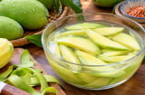 Tại sao nên ngâm xoài vào nước trước khi ăn?