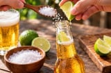 Tại sao nhiều người cho thêm chút muối tinh và lát chanh vào chai bia trước khi uống?