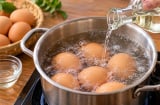  Vì sao nhiều người cho giấm vào khi luộc trứng?