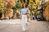 4 cách phối sơ mi dài tay với quần jeans giúp phụ nữ mặc trẻ trung, thanh lịch mùa thu