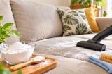 Cách làm sạch sofa tại nhà bằng baking soda, không cần gọi thợ chuyên nghiệp