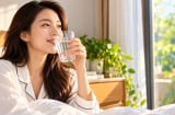 Tại sao nên uống nước ngay khi thức dậy? 5 lợi ích đơn giản nhưng nhiều người vẫn bỏ qua