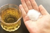 Vì sao nên thả 1 chút muối vào cốc bia