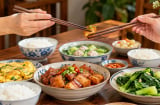 Vì sao người xưa dặn khi ăn cơm tránh gắp nối đũa, tuyệt đối không cắm đũa thẳng vào bát?