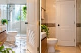 Nên đóng hay mở cửa nhà tắm, nhà vệ sinh khi không dùng?