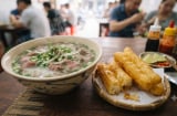 Ăn phở mỗi sáng, nhiều người mắc 2 sai lầm khiến lượng muối và calo tăng cao