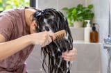  Có nên chải tóc khi gội đầu không?