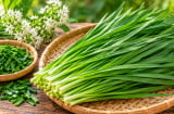  Lá hẹ nhỏ nhưng có nhiều dưỡng chất, ăn đúng cách mang lại những lợi ích này