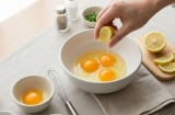 Tại sao nên vắt chanh vào trứng trước khi rán?