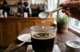 Vì sao nên bỏ chút muối vào ly cà phê?