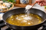 Vì sao nhiều người cho bột vào chảo dầu trước khi chiên rán?