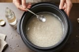 Vì sao khi nấu cơm nên thêm vài giọt giấm ăn?