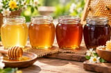Mật ong chuyển màu không còn vàng mà lại sậm lại, có phải bị hỏng?
