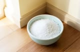 Vì sao nên đặt một bát muối trắng trong nhà? Có 5 lý do đặc biệt