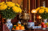 Vì sao trên ban thờ truyền thống thường có hoa cúc vàng?