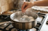 Tại sao bạn nên cho muối vào nước luộc trứng?