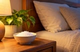 Vì sao nhiều người lại đặt bát muối ở đầu giường ngủ?