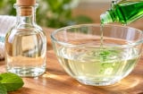 Vì sao nhiều người trộn giấm với dầu gió? Mẹo nhỏ được truyền tai có tác dụng gì?