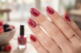5 mẫu nail màu quả mọng giúp đôi tay trắng sáng, sang hơn: Xu hướng thu đông 2026