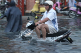 Phải làm gì khi xe tay côn bị ngập nước và chết máy?
