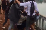 Nữ sinh bị đánh hội đồng vì 'chê bạn trai quỳ gối buộc giày là nhục'