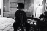Xót xa em bé 10 tuổi hút thuốc lào 'mua vui' cho khách