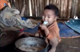 Điểm tin mới 12/9: Xót thương hình ảnh bé trai 2 tuổi ăn cơm thiu 'ngon lành'