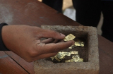 Bất ngờ phát hiện 22 miếng vàng nghìn năm tuổi khắc tên thần gió