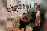 Chú rể trao nhẫn cho 2 người trong đám cưới, quan khách nín lặng xúc động