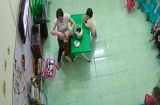 Giáo viên mầm non thô bạo ngửa đầu, đổ sữa liên tiếp vào miệng trẻ vì con uống sữa chậm