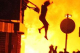 Clip: Cháy nhà, người phụ nữ liều mình nhảy từ tầng 6 xuống đất