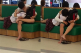 Sốc: Clip học sinh mặc đồng phục thản nhiên nằm ôm hôn trên ghế công cộng ở Trung tâm thương mại