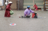Thương tâm mưa lũ miền Trung: Hơn chục người chết, mất tích, hàng trăm ngôi nhà ngập lụt