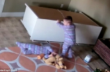 Sốc: Bé trai 2 tuổi tìm cách đẩy tủ giải cứu anh em song sinh bị tủ đè