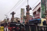 CỰC SỐC: 50 cô gái mặc 'bikini mỏng manh' múa cột trên 50 chiếc xe Jeep trong đám tang