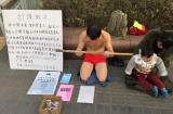 Xót thương: Người đàn ông chỉ mặc quần lót quỳ dưới thời tiết giá lạnh 'xin được đánh' để kiếm tiền cứu con